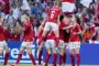 Rød og hvid-klædte kvinder jubler over en scoring