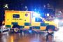 En svensk ambulance holder på tværs af en vej