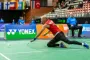 ældre badmintonspiller kæmper på banen