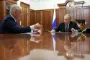 Putin og en borgmester taler ved et bord