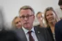 mand i jakkesæt med briller