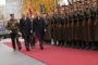 Kong Frederik og Letlands præsident, Edgars Rinkevics, inspicerer æresgarden ved en velkomstceremoni på præsidentens officielle residens, Riga Slot.
