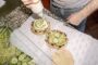 de to bunde til en burger tilberedes