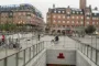 en metrostation på en plads