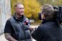 En mand i dynejakke bliver interviewet af DR-journalist