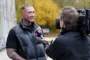 En mand i dynejakke bliver interviewet af DR-journalist