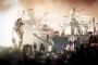 rockorkester i fuld gang på scenen