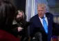Trump kigger på en journalist, der holder en mikrofon