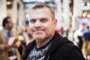 Nærbillede af smilende Hans Pilgaard