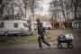 en person går med en vogn på en campingplads