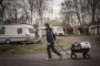 en person går med en vogn på en campingplads