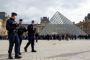 politifolk står foran louvre 
