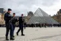 politifolk står foran louvre 