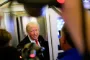 trump taler inden han går om bord på fly 