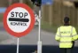 politibetjent står ved grænseovergang
