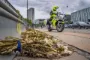 motorcykel holder på bro