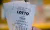 hånd holder lotto-kupon