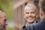 portræt af mand med stort smil