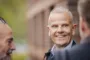portræt af mand med stort smil