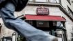 personer går forbi en restaurant
