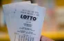 hånd holder lotto-kupon