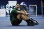 Djokovic sidder på tennisgulv