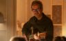 en mand med en guitar