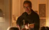 en mand med en guitar