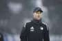 fodboldtræner går på banen