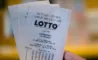 hånd holder lotto-kupon