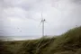 En vindmølle står på grænsen mellem vand og mark