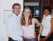 tre personer poserer og smiler 