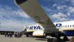 passagerer på om bord i et ryanair fly på en landingsbane