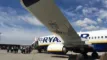 passagerer på om bord i et ryanair fly på en landingsbane