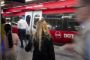 passagerer på en perron og et s-tog