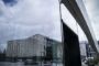 Glasfacade reflekterer bygningen overfor