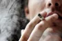 En person har en cigaret i munden