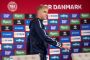 fodboldspiller foran blå væg