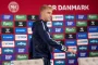 fodboldspiller foran blå væg