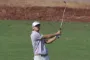 golfspiller med køllen i vejret