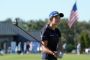 golfspiller med amerikansk flag i baggrunden