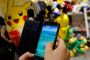 Barn spiller Pokemon Go på mobiltelefon
