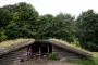 Mand sidder ved shelter