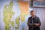 en forsvarsminister ved et kort
