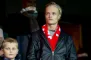 mand med fodboldtørklæde på tribune
