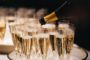 champagne hældes op i glas