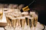 champagne hældes op i glas