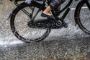 cykelhjul kører i sjap