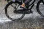 cykelhjul kører i sjap