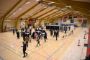 folk stemmer i stor hal